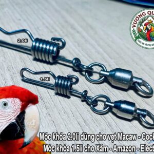 Cận cảnh khớp xoay 360 độ và khóa lò xo của móc khóa vẹt Scarlet Macaw