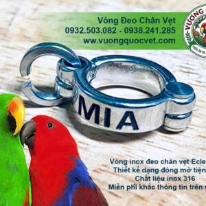 Vòng đeo chân vẹt khắc tên chữ "MIA"